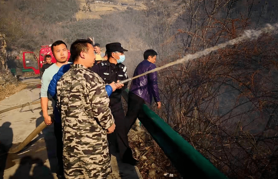 火势蔓延!竹溪一处山林失火……_火灾