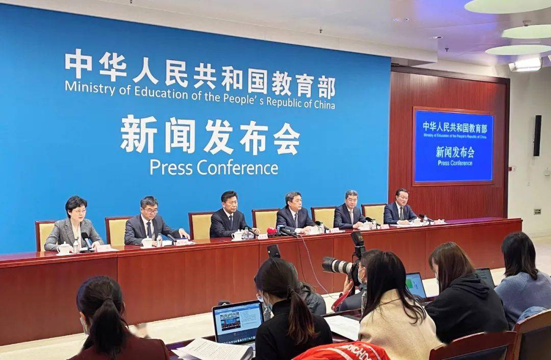 新学期开学后,各地各校要认真落实前不久教育部办公厅印发的《关于