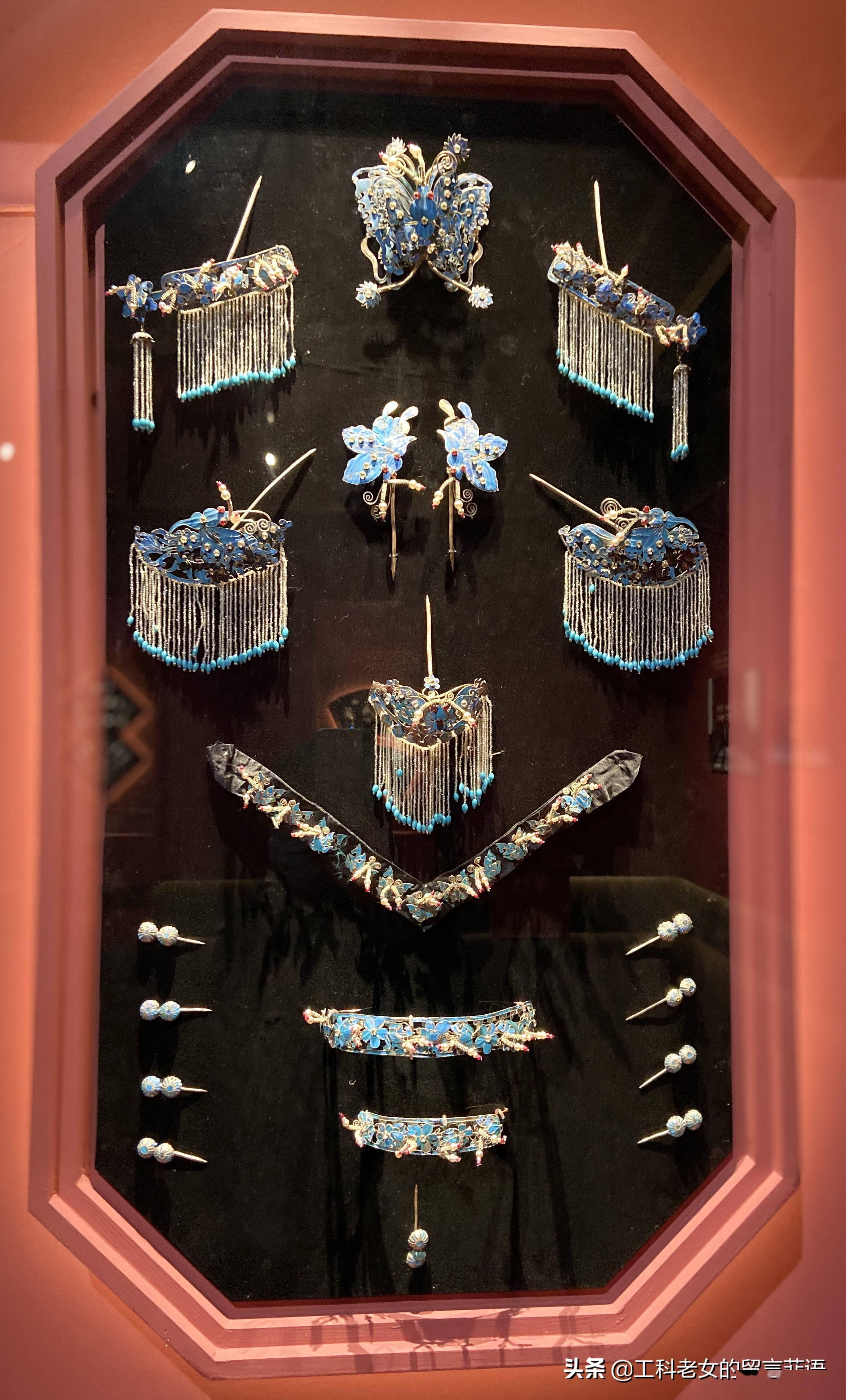 国博薪火相传展京剧头面真华贵扮上的姑娘好俊啊