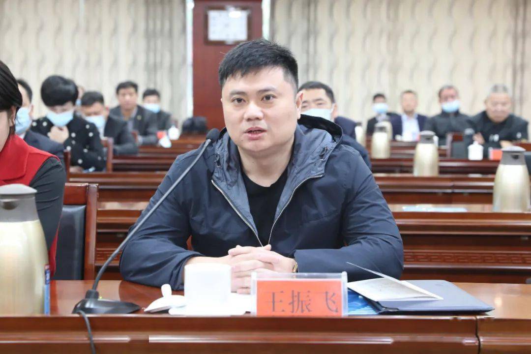 黄晓波,谭菲,王振飞,黄萍,尹湘宜,熊姜6位民营企业家代表分别发言.