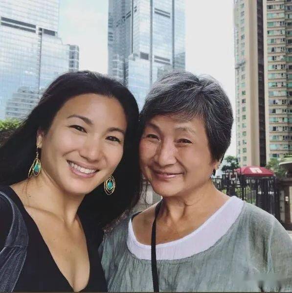 第一时间探望孙仔,不过marsha说:「妈咪梗俿好兴奋,二家姐 (原和珍)