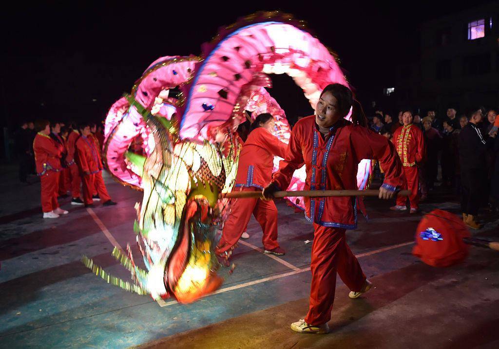 贵州铜仁市村民舞滚龙喜迎元宵节