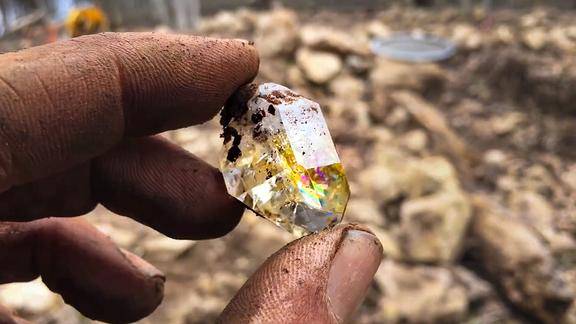 野外挖掘彩虹水晶钻石石英晶体非常漂亮