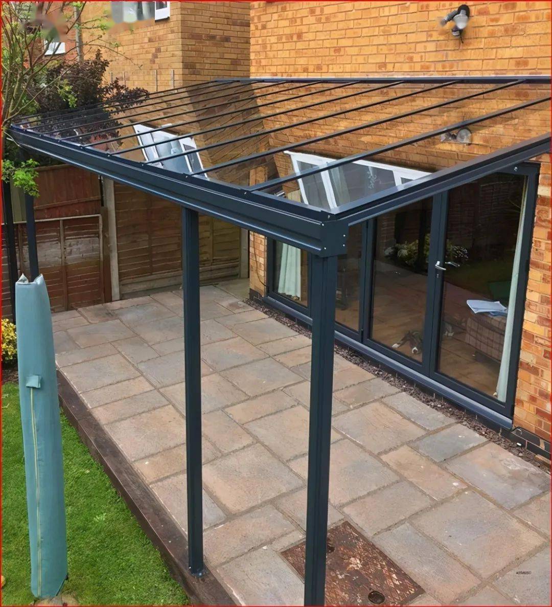 家里院子别空着不如搭个廊架玻璃房四面通风还不是违建