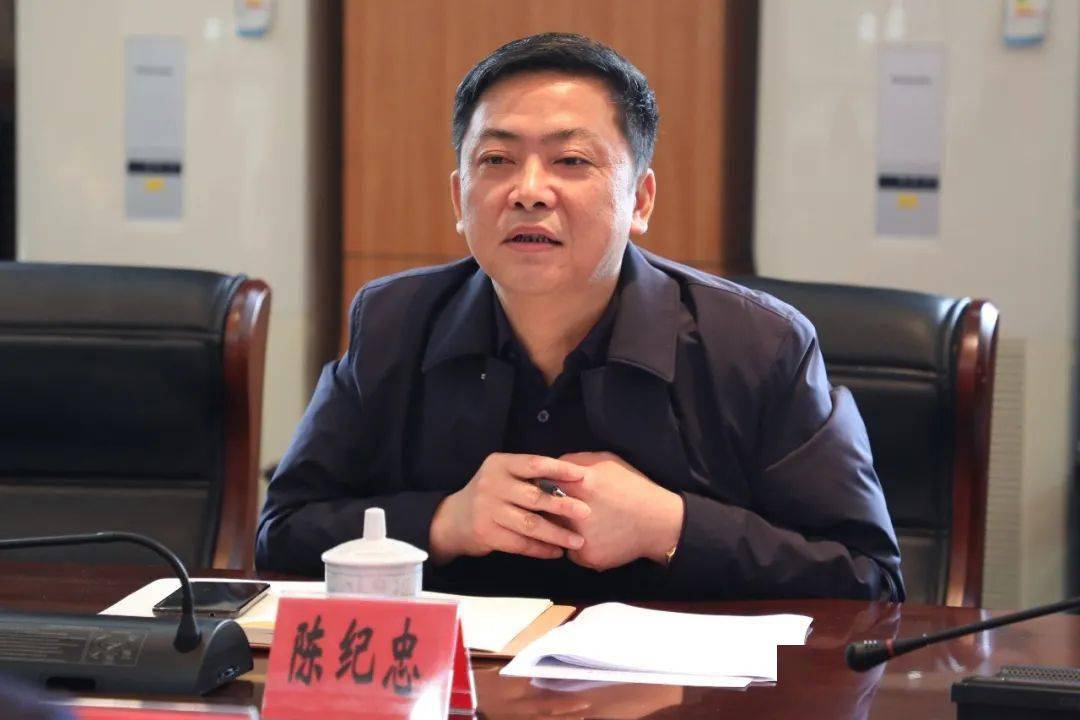 镇党委书记陈纪忠介绍奉城镇发展优势和存在的困难及问题.