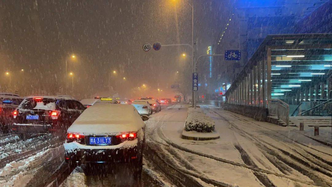 郑州暴雪!还有电闪雷鸣!明早出行请注意.