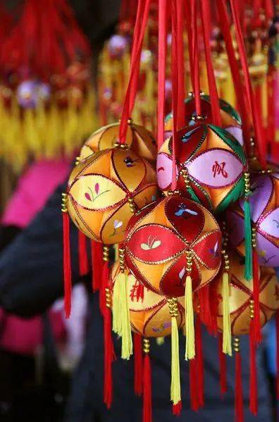 关于幸运和爱情有许多的象征事物,绣球就是壮族文化中爱情的象征.