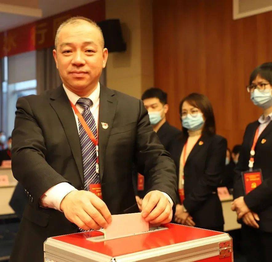 党代表认真填写选票分组讨论两委委员候选人预备人选名单中心(集团)党