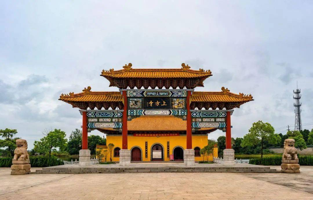 大雄宝殿高25米,雄伟壮观金碧辉煌,构建精致诸水绕寺有如护法天龙占尽