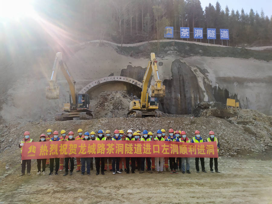 龙城高速开局全速犇跑龙城欲北隔千障路桥越险勇向前