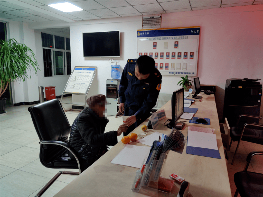 深夜发现走失老人,路警携手送其归家