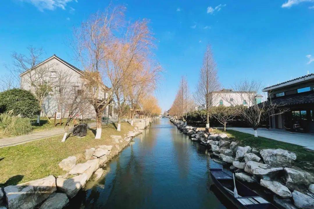 于古老的"塘浦圩田"水利工程时代,境内有蒋溇,伍浦,濮溇,陈溇四条溇港