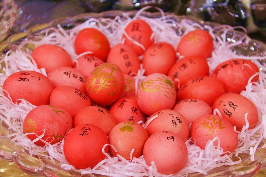 可可爱爱红鸡蛋生日蛋糕盈科全体家人为2021年第一季度寿星共同庆生.