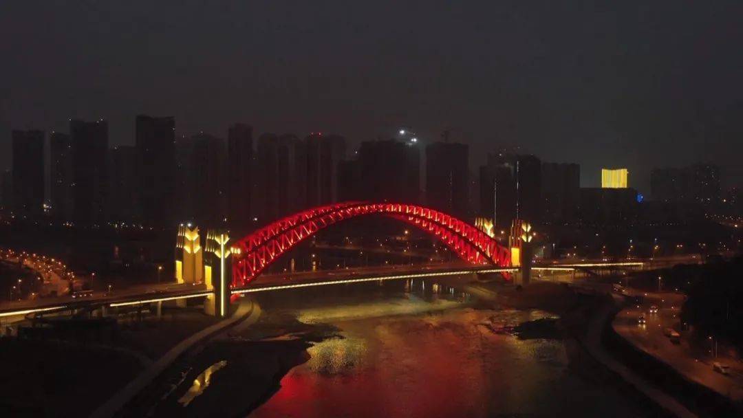 元宵之夜,天府新区锦江上,天保湾大桥和云龙湾大桥灯光璀璨,在元宵