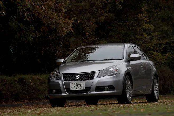 其中一个,便是铃木了.他们带来了旗下首款中型轿车kizashi.