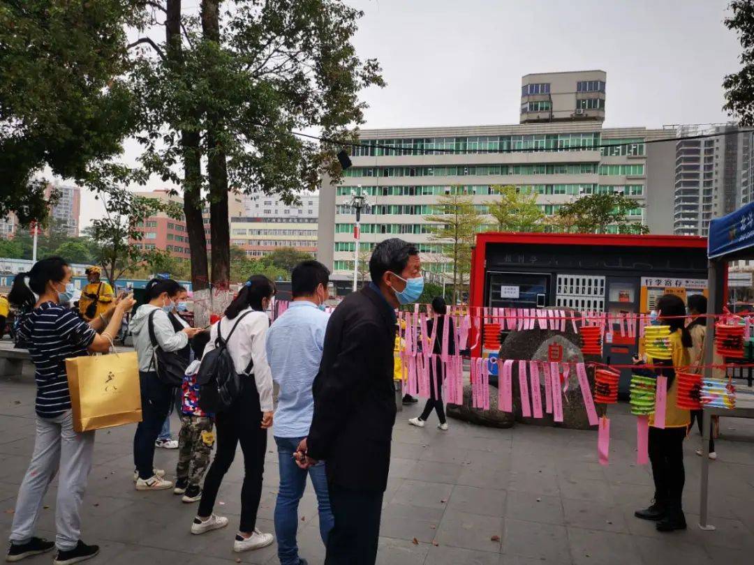 黄埔街热闹庆元宵，现场猜灯谜、投球、夹玻珠……居民乐开怀！