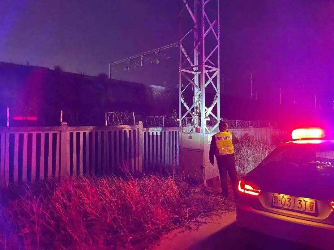 在绵延千里的铁道线上,南昌铁路公安民警坚守岗位,用警灯照耀万家