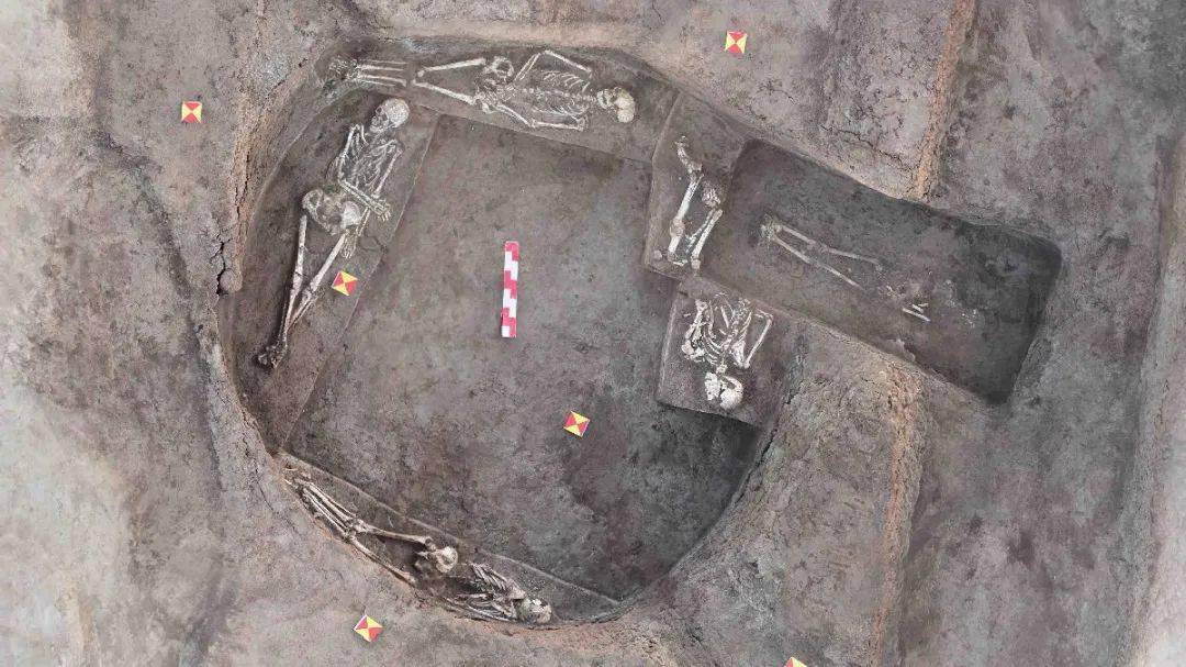 徐阳墓地位于伊川县徐阳村,是2600多年前从中国西北迁往伊川的陆浑戎