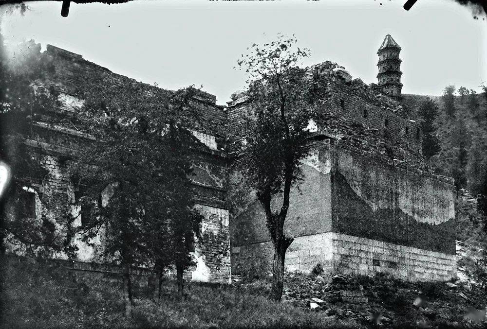 1882年前后的静宜园昭庙遗址及后面的部分琉璃塔.