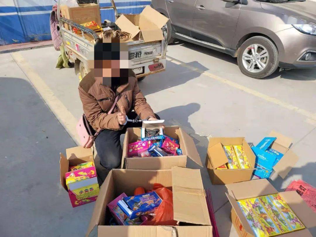 缴获开天雷和各类烟花爆竹30余箱,违法行为人陈某,杨某,王某分别被