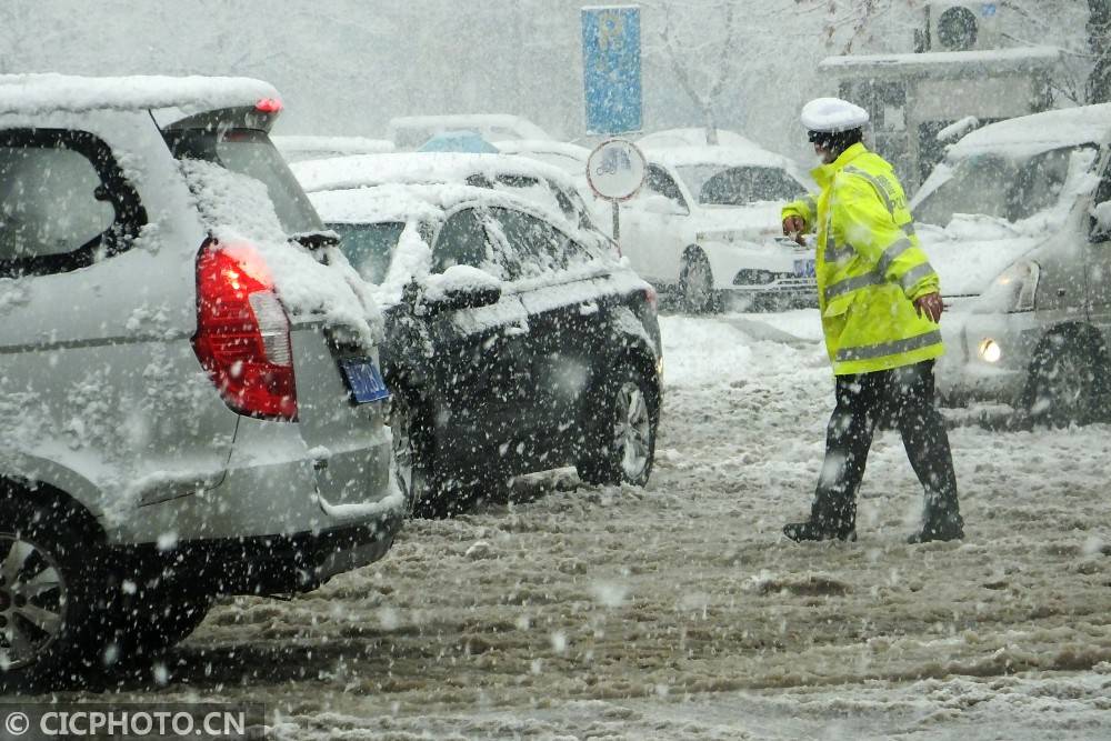 山西运城暴雪中交警顶风冒雪保畅通显身手