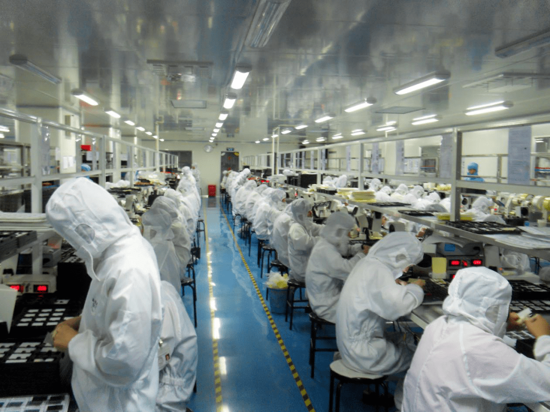 (南极光组装车间,2009年时期 图/南极光)在这轮手机市场驱动的变革中