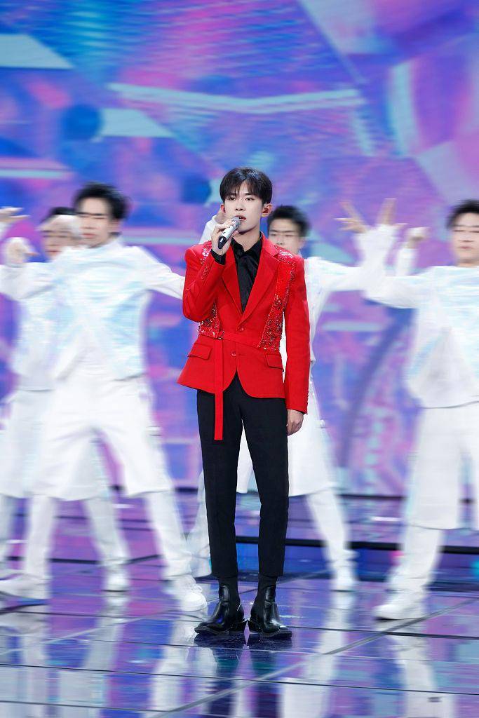 2021年2月26日,易烊千玺亮相央视元宵晚会,献唱《青春的起点》,诠释