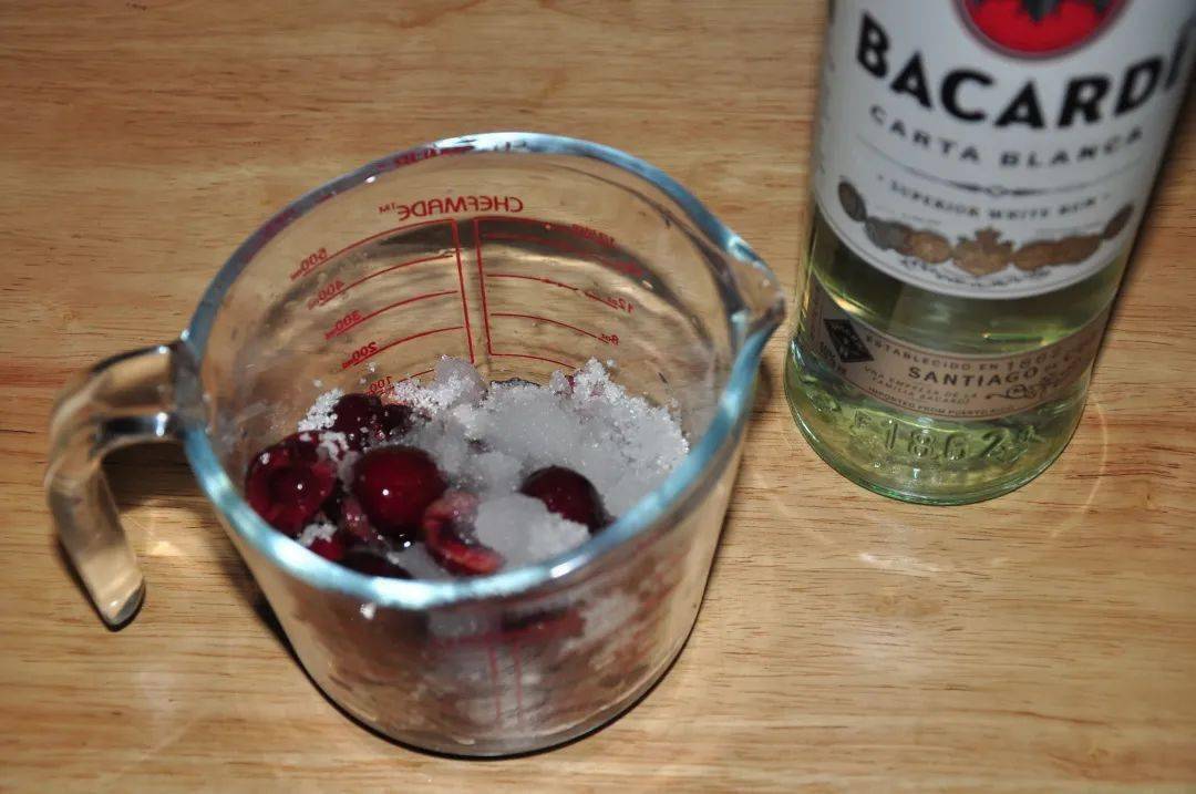 1,先做樱桃酒,把车厘子洗净擦干,去掉里面的果核,加入糖和朗姆酒腌12