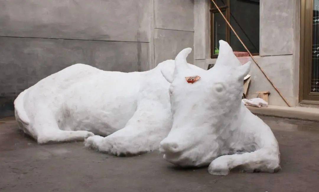 晋城一农村牛人堆出巨型雪牛