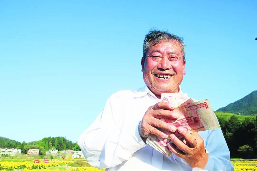 是人民群众发自内心的笑容是奋斗者绽放的笑容这一张张笑脸致敬战贫