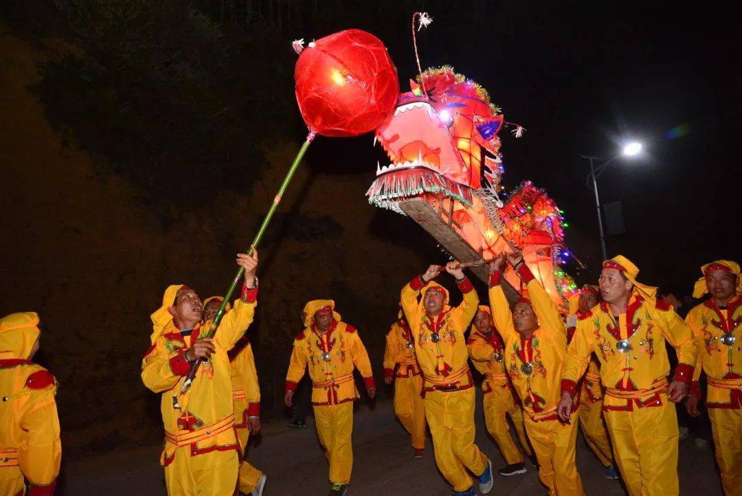 舞龙时,每家每户都派人参与,大家在长者的指挥下从祖房出发,继而绕着