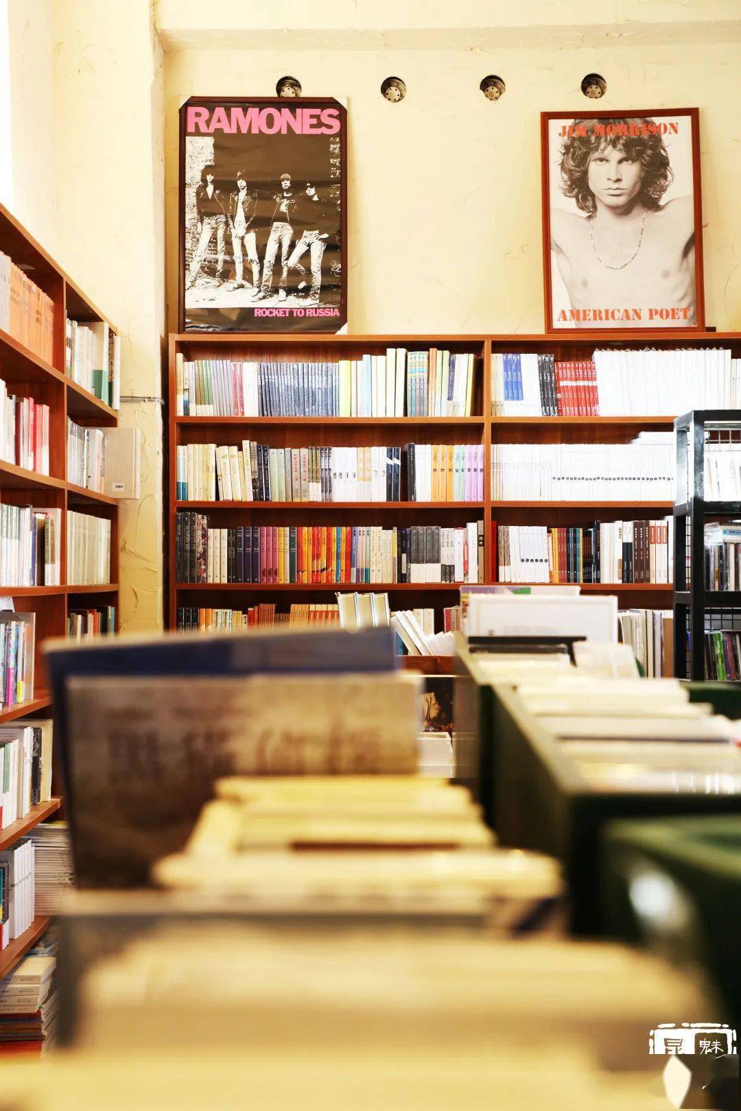 国防路的麦田书店比先前的老店面积更大了,不仅有图书区,音乐区,有一