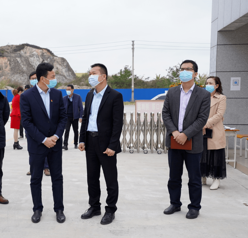 凌光振一行先后来到防城港市第三中学,防城区第七小学实地检查门岗