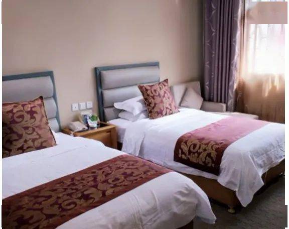 象山宾馆客房设有豪华商务房6套,商务标间36间,普通标间70间等,不同