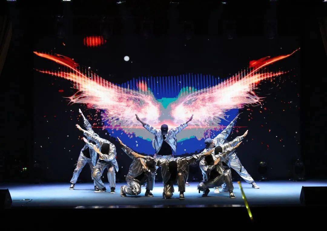 渴望边关冷月"中,学员们唱起歌曲《好儿郎》,表演灯光秀《托举战鹰》