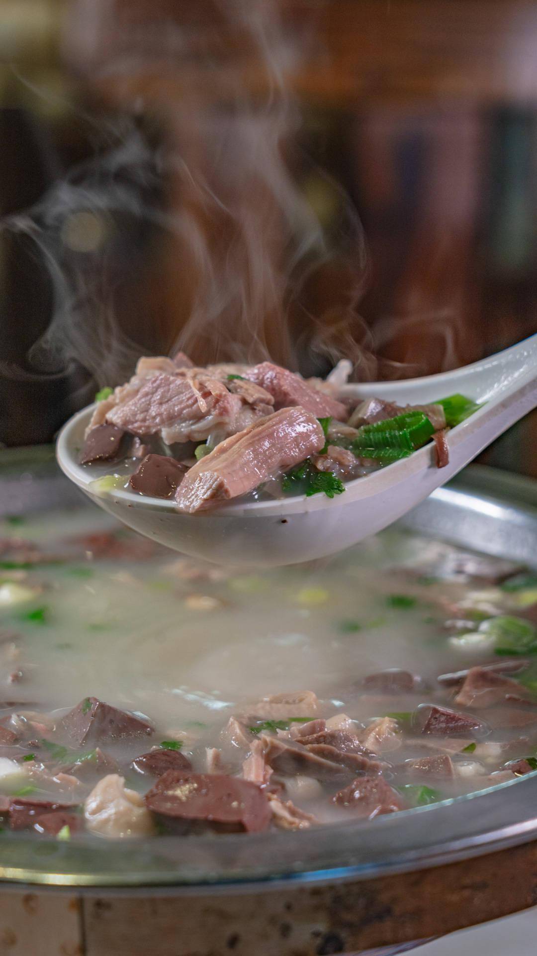 只用每天新鲜屠宰的羊肉羊杂,保证肉质口感细嫩,干净新鲜,让食客们每