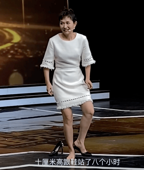 主持人王芳录完节目就脱鞋累的直不起腰全靠高跟鞋拯救身高