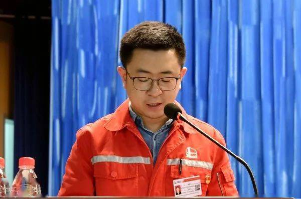 副厂长韩钊传达了西北石油局有限公司总经理,党委副书记,西北油田分