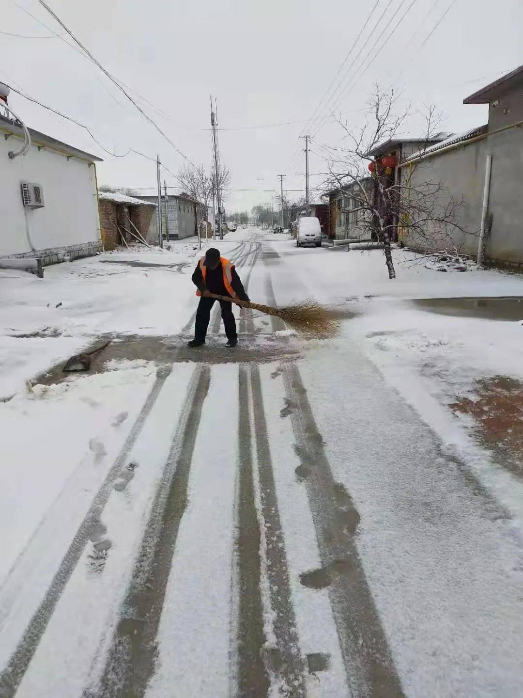 "橙色背影-风雪中一道靓丽的风景线