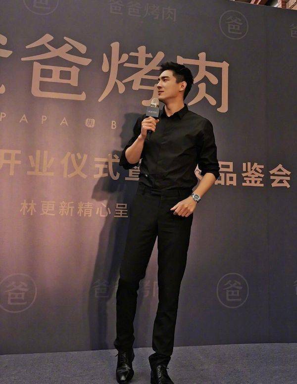 然后身材还是一等一的好,许多妹子能看着林更新的大长腿从嘴角流下不