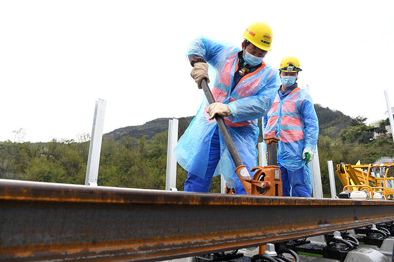 郑万高铁重庆段进入铺轨阶段