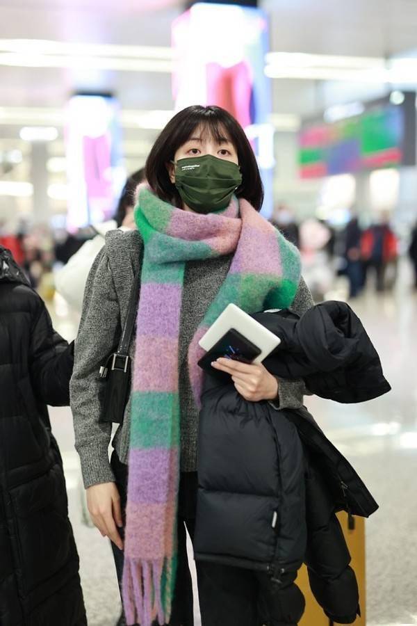 李溪芮短发造型好萌灰色毛衣配大长围巾走路带风有校园魅力