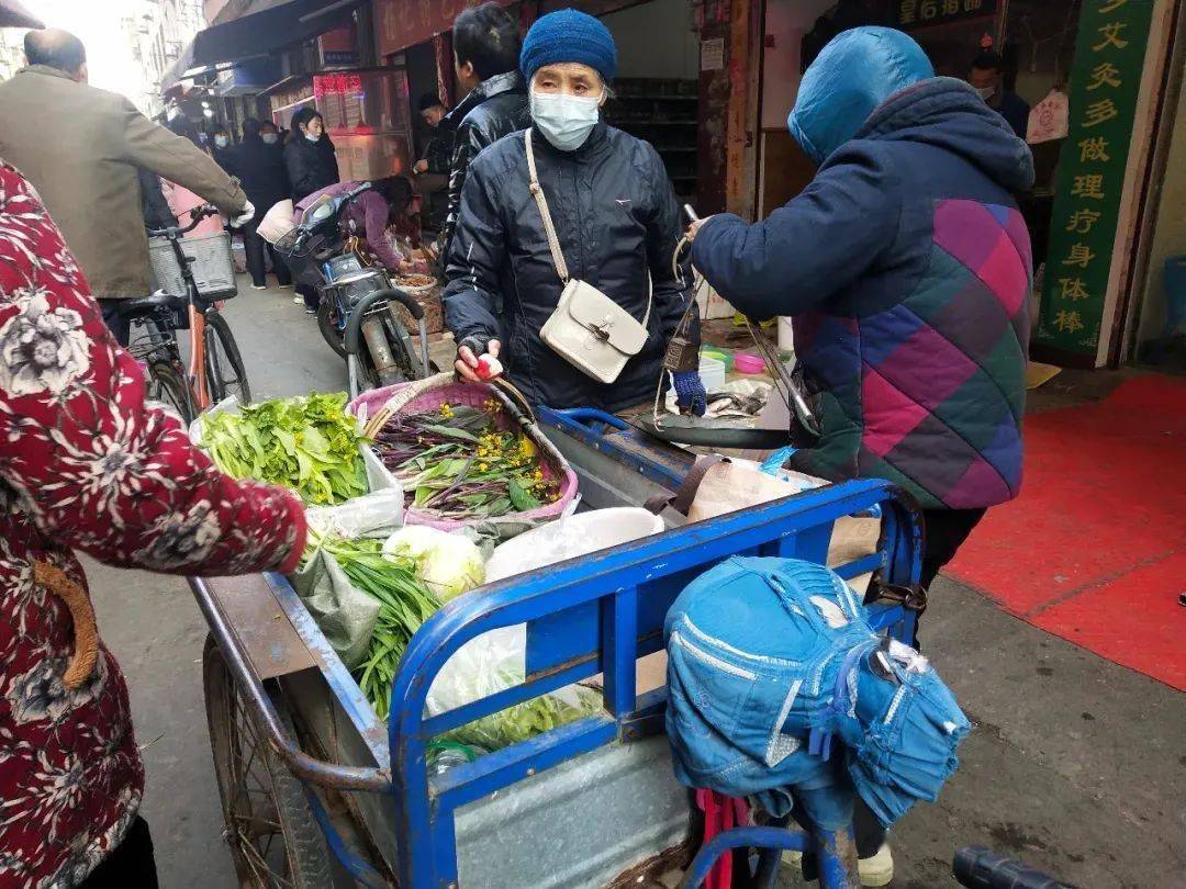 一台三轮车,几个菜框,一杆秤