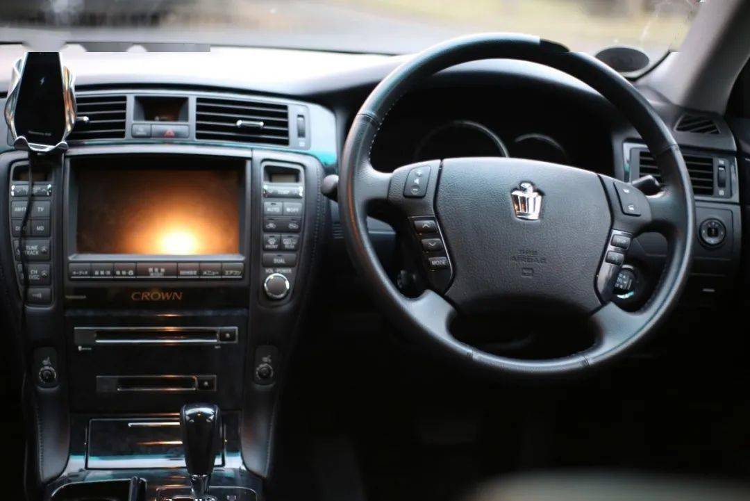 丰田皇冠:情怀?追捧?美女一手车?还是一堆问题?