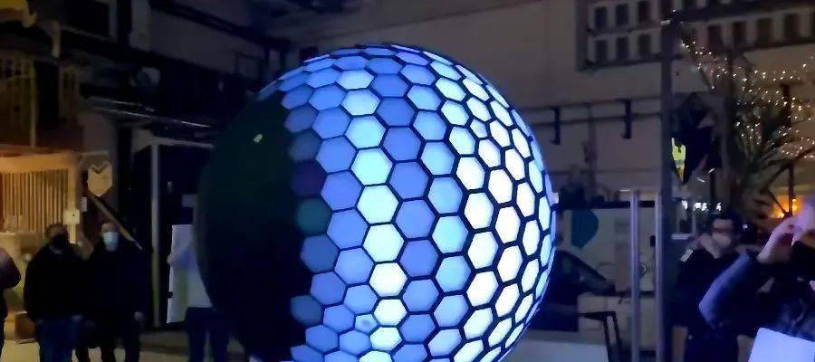 作为一个艺术装置,它应该要贴近现代化,呈现多层次的变化,具有多元的