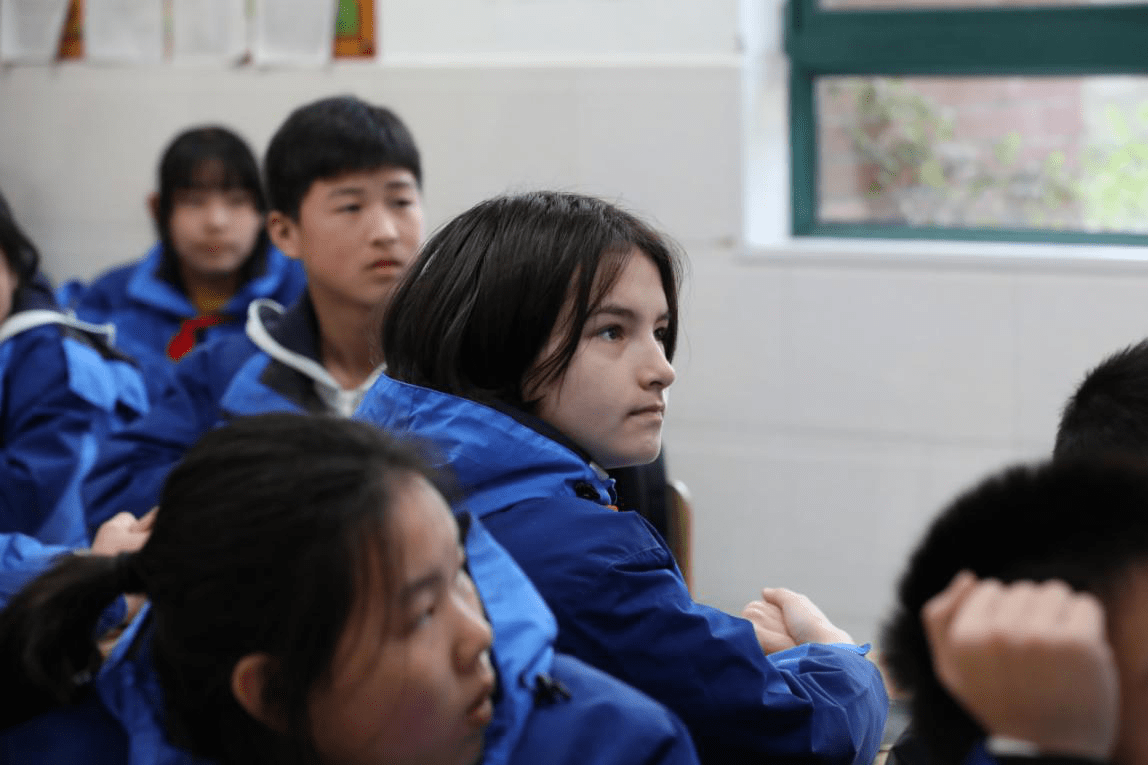 老师讲述英雄故事几度哽咽明德麓谷学校举行特色班会活动