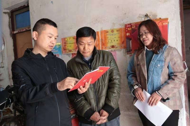 枞阳县白梅乡吴礼达昔日油漆工脱贫成姜王