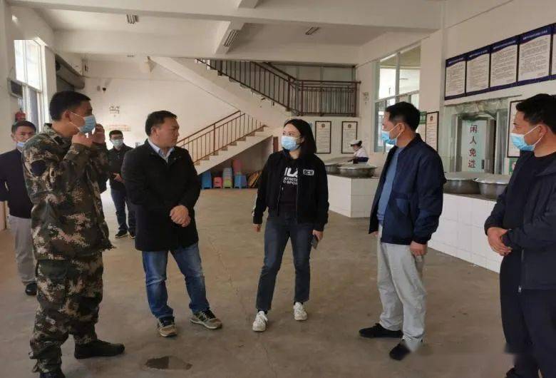 彭佳佳副县长一听二问五看四要求调研学校开学工作