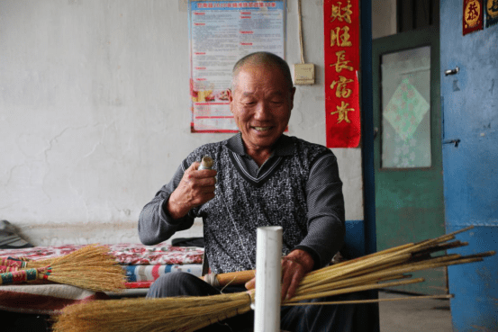 黑龙江甘南山湾脱贫户：家里有营生 日子有奔头_笤帚
