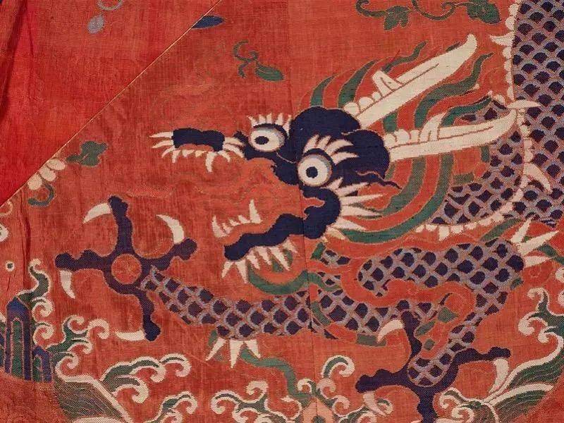 明代汉服传世文物:大红色飞鱼纹妆花纱女长衫.山东博物馆供图